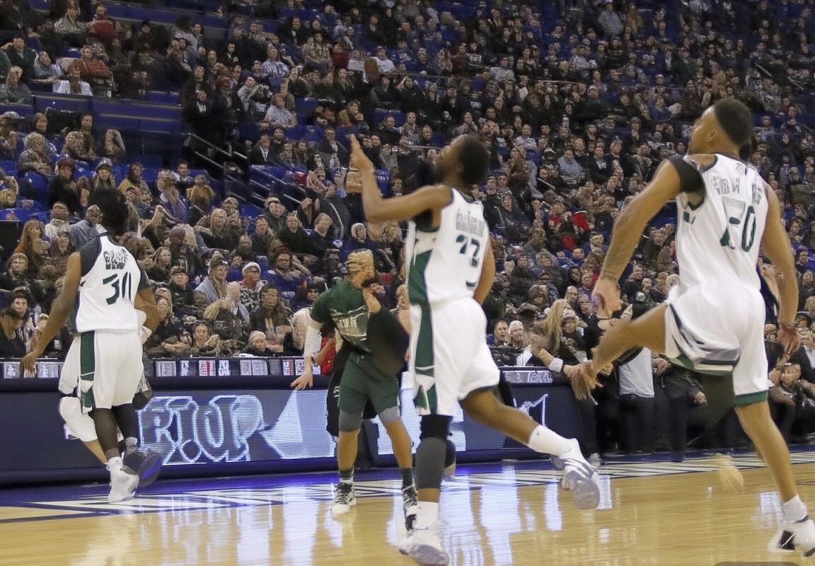 森林狼逆转雄鹿爱德华兹关键得分，快船交易小波特为奢侈税节省；季后赛级别对抗引热议